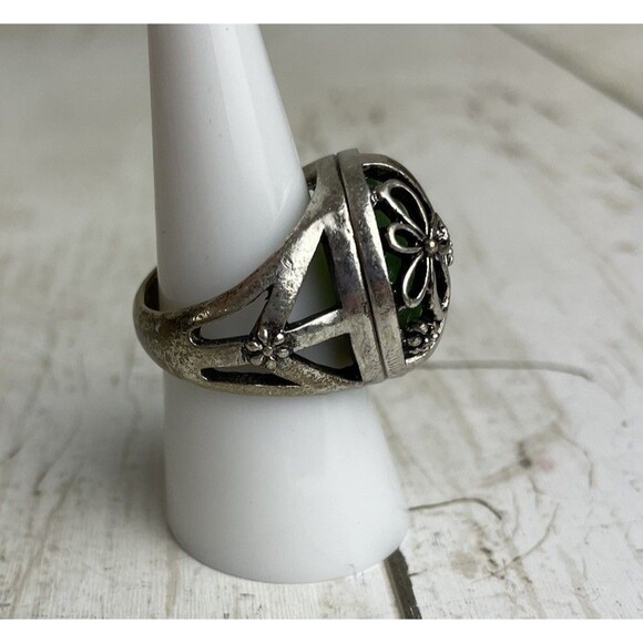 Floral Peace Ring Size 8 Green Stone Silver Tone Sz 7.5 - Picture 3 of 11
